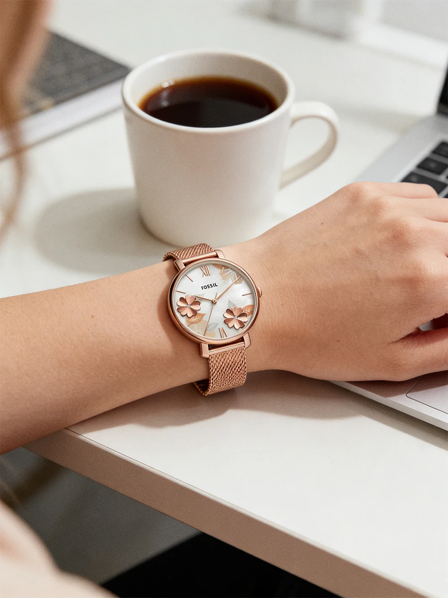 fossil es4534 luxury rose gold women watches stainless steel mesh strap quartz wristwatch mother of pearl clock reloj mujer Rose gold watch on wrist.